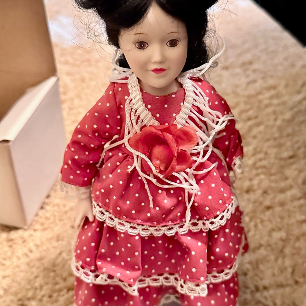 Danbury Mint Dolls of the World, Carmen from Spain in Elegant Traditional Attire